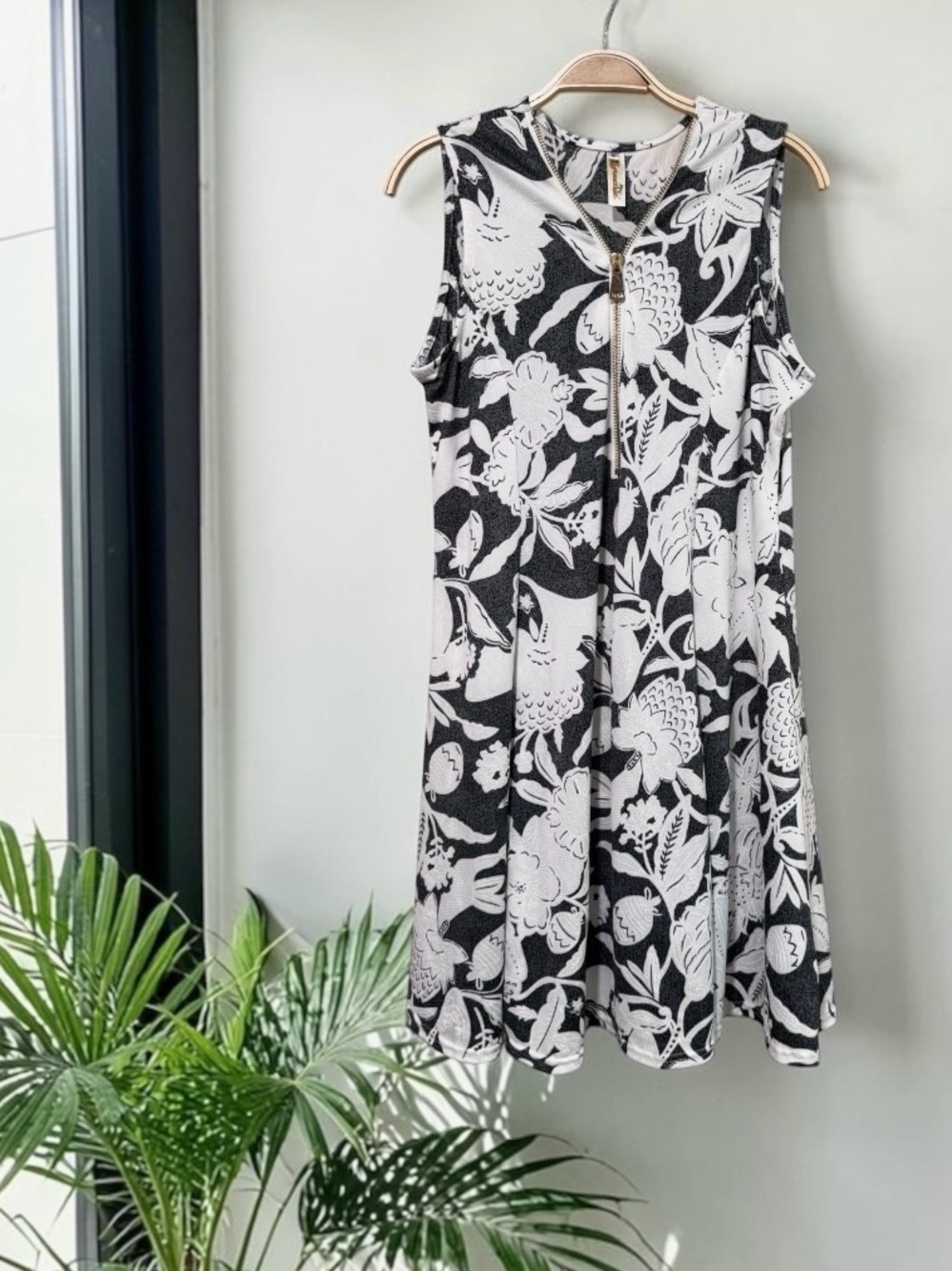 Shoreline Black White Floral A-Line Swing Dress M Sleeveless Zip Front Stretch